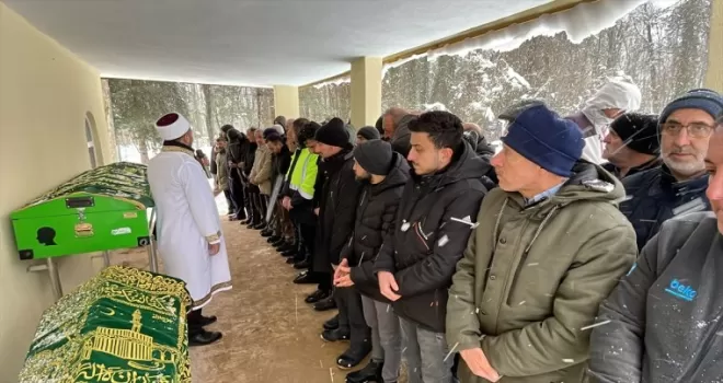 Depremde hayatını kaybeden iki kardeşin cenazesi Sinop’ta defnedildi