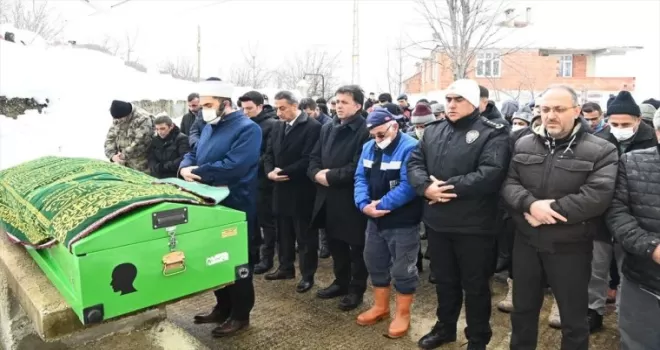 Depremde hayatını kaybeden kişi Türkeli’de defnedildi