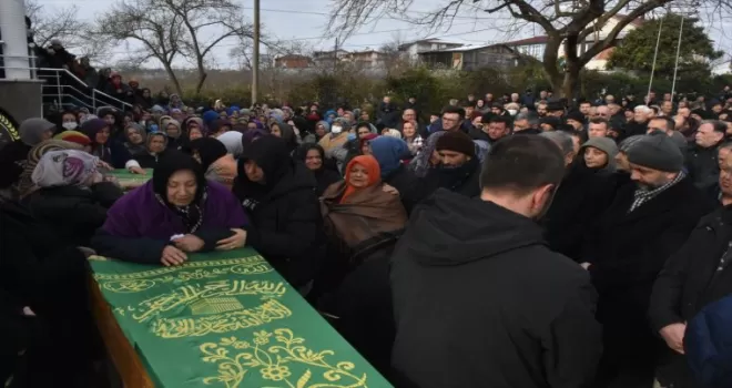 Depremlerde hayatını kaybeden 13 kişinin cenazeleri 5 ilde defnedildi