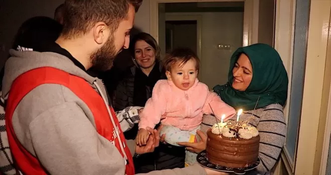 Depremzede Elif bebeğin ilk doğum gününü Türk Kızılay ekipleri kutladı