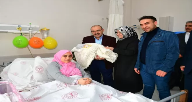 Depremzede iki ailenin bebekleri gözlerini Trabzon’da açtı