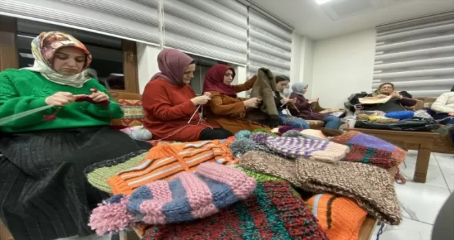 Depremzedeler için gündüz yardım merkezinde çalışıp akşam örgü yapıyorlar