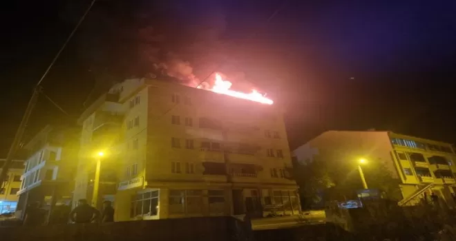 Düzce’de 5 katlı binada çıkan yangın itfaiye tarafından kontrol altına alındı