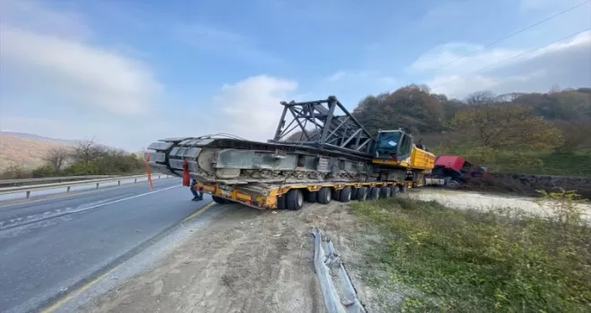 Düzce'de ağaca çarpan vinç yüklü tırın sürücüsü yaralandı