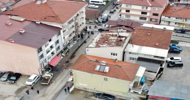 Düzce'de ağır hasar gören 3 katlı apartman yıkılıyor