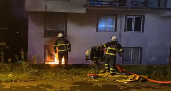 Düzce’de apartmanın giriş katında çıkan yangın hasara yol açtı