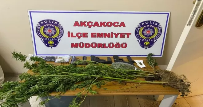 Düzce'de aranan zanlıların adresinde uyuşturucu ve silah ele geçirildi