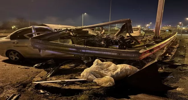 Düzce’de bariyere çarpan otomobildeki 2 kişi yaralandı