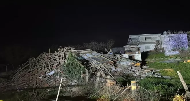 Düzce’de çöken ahşap evin altında kalan kişi yaralandı