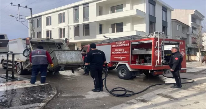Düzce’de çöp konteynerinde çıkan yangını itfaiye söndürdü