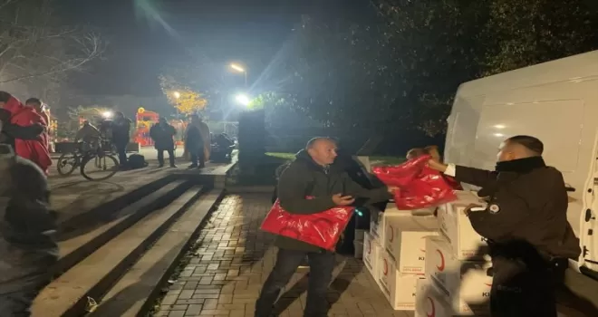 Düzce'de deprem nedeniyle vatandaşlar sokaklarda bekleyişini sürdürüyor