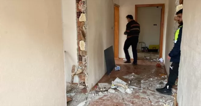Düzce'de depremde ağır hasar gören binaların yıkım işlemi sürüyor