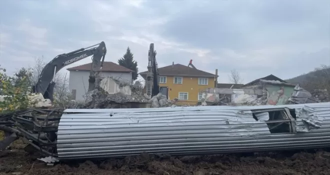 Düzce'de depremde hasar gören Sarıdere Köyü Camisi yıkıldı