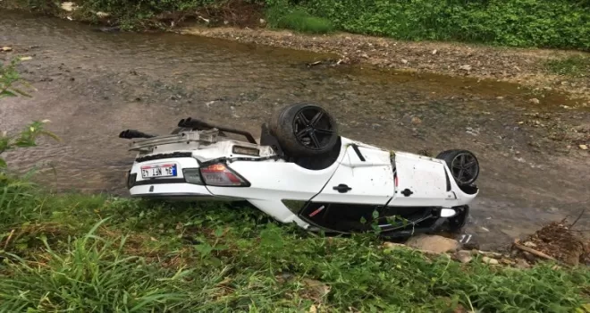 Düzce’de dereye devrilen otomobildeki 2 kişi yaralandı