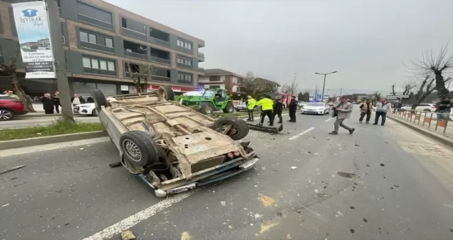 Düzce’de devrilen otomobildeki 5 kişi yaralandı