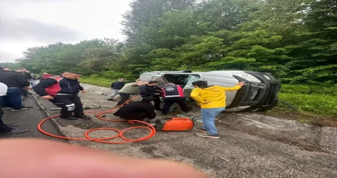 Düzce’de devrilen panelvandaki 2 kişi yaralandı