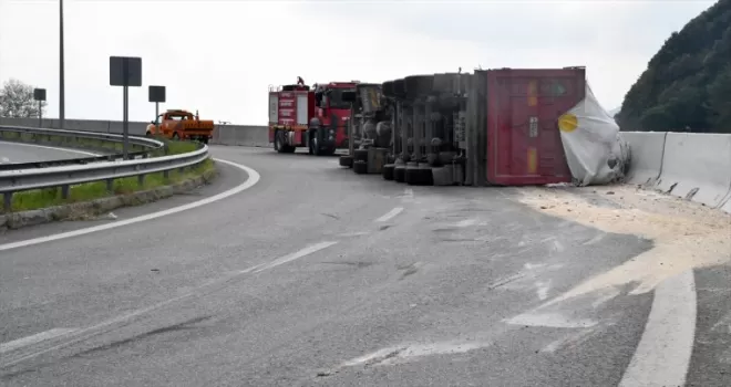 Düzce’de devrilen tırın şoförü yaralandı, bağlantı yolu trafiğe kapatıldı