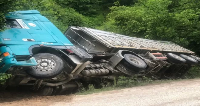 Düzce’de devrilen tırın sürücüsü yaralandı