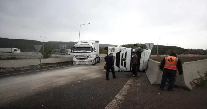 Düzce’de devrilen tırın sürücüsü yaralandı