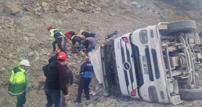 Düzce'de devrilen toz çimento yüklü tırın sürücüsü yaralandı