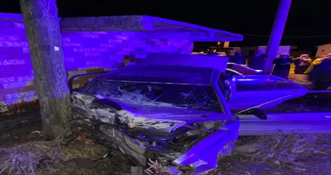 Düzce'de elektrik direğine çarpan otomobilin sürücüsü yaralandı