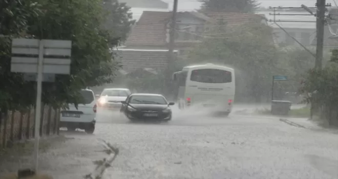 Düzce’de etkili olan sağanak hayatı olumsuz etkiliyor
