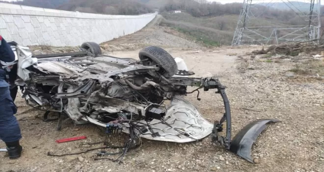 Düzce’de fındık bahçesine devrilen otomobildeki 2 kişi yaralandı