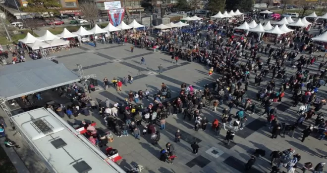 Düzce'de “Hamsiler Tavaya, Kanlar Kızılay'a“ kampanyasında 4 ton hamsi dağıtıldı
