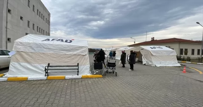 Düzce'de hastane bahçesine olası yoğunluğa karşı AFAD çadırları kuruldu