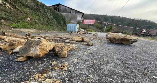 Düzce’de heyelan nedeniyle iki köy arasında ulaşım sağlanamıyor
