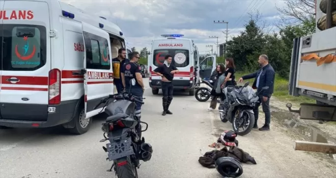 Düzce’de iki motosikletin çarpıştığı kazada sürücüler yaralandı