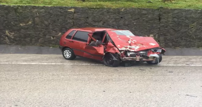 Düzce’de iki otomobilin çarpıştığı kazada 3 kişi yaralandı