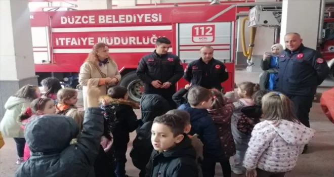 Düzce’de ilkokul öğrencileri itfaiyecilik mesleğini yerinde öğrendi