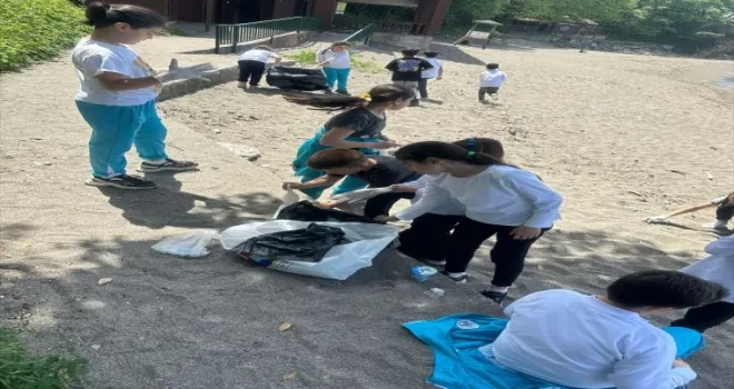 Düzce’de ilkokul öğrencileri sahilde temizlik yaptı