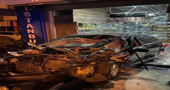 Düzce’de iş yerine çarpan otomobildeki 2 kişi yaralandı