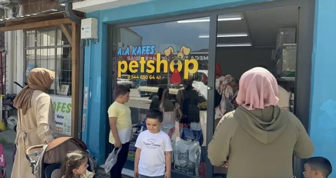 Düzce’de karnesini getiren öğrencilere balık hediye edildi