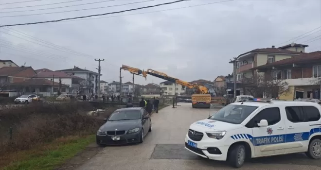 Düzce'de kontrolden çıkan kamyonet dereye devrildi