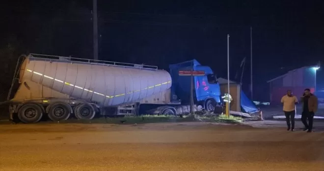 Düzce’de kontrolden çıkan tanker yol kenarındaki barakalara çarptı