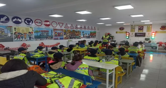 Düzce’de köy okulu öğrencileri jandarmadan trafik eğitimi aldı
