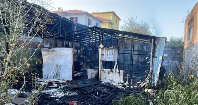 Düzce’de metruk bir binada çıkan ve iki eve sıçrayan yangın söndürüldü