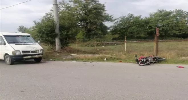 Düzce'de minibüsle çarpışan motosikletin sürücüsü hayatını kaybetti