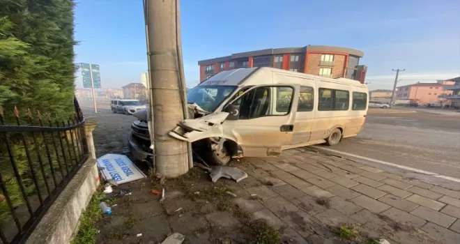 Düzce'de minibüsle çarpışan otomobilin sürücüsü yaralandı