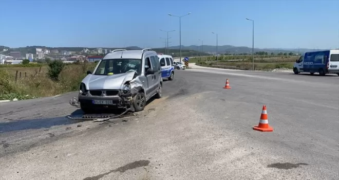 Düzce’de minibüsle hafif ticari aracın çarpıştığı kazada 3 kişi yaralandı