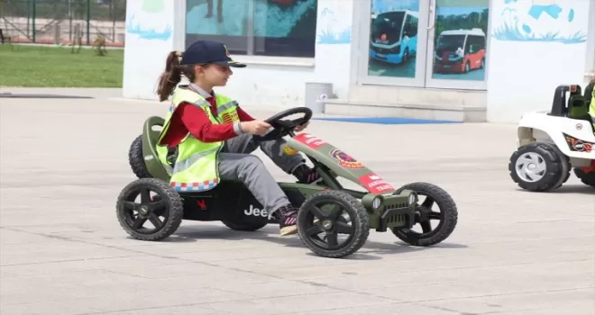 Düzce’de öğrenciler trafik güvenliği konusunda bilgilendiriliyor