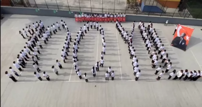 Düzce’de ortaokul öğrencilerinden “100. yıl“ koreografisi
