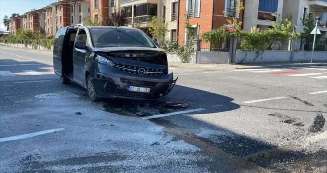 Düzce’de panelvan ile otomobil çarpıştı, 3 kişi yaralandı