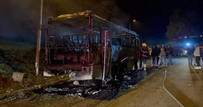 Düzce’de park halindeki işçi servisi yandı