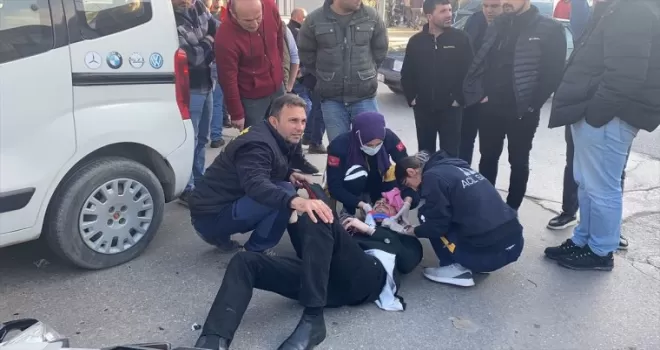 Düzce’de park halindeki otomobile çarpan motosikletin sürücüsü ağır yaralandı