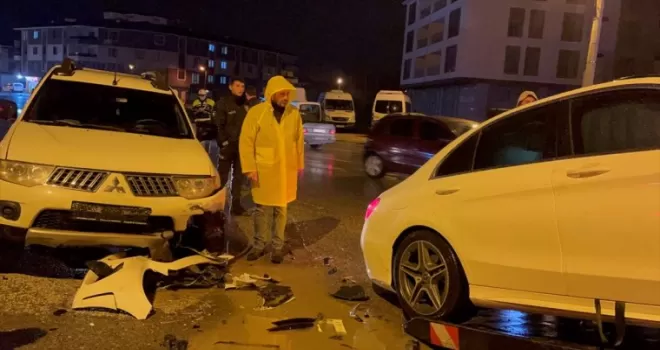 Düzce’de pikap ile otomobilin çarpıştığı kazada 5 kişi yaralandı