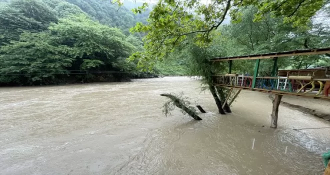 Düzce’de sağanak taşkınlara neden oldu